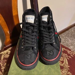 Gucci shoes Size 39 Usa size 5’5 color Black & Red